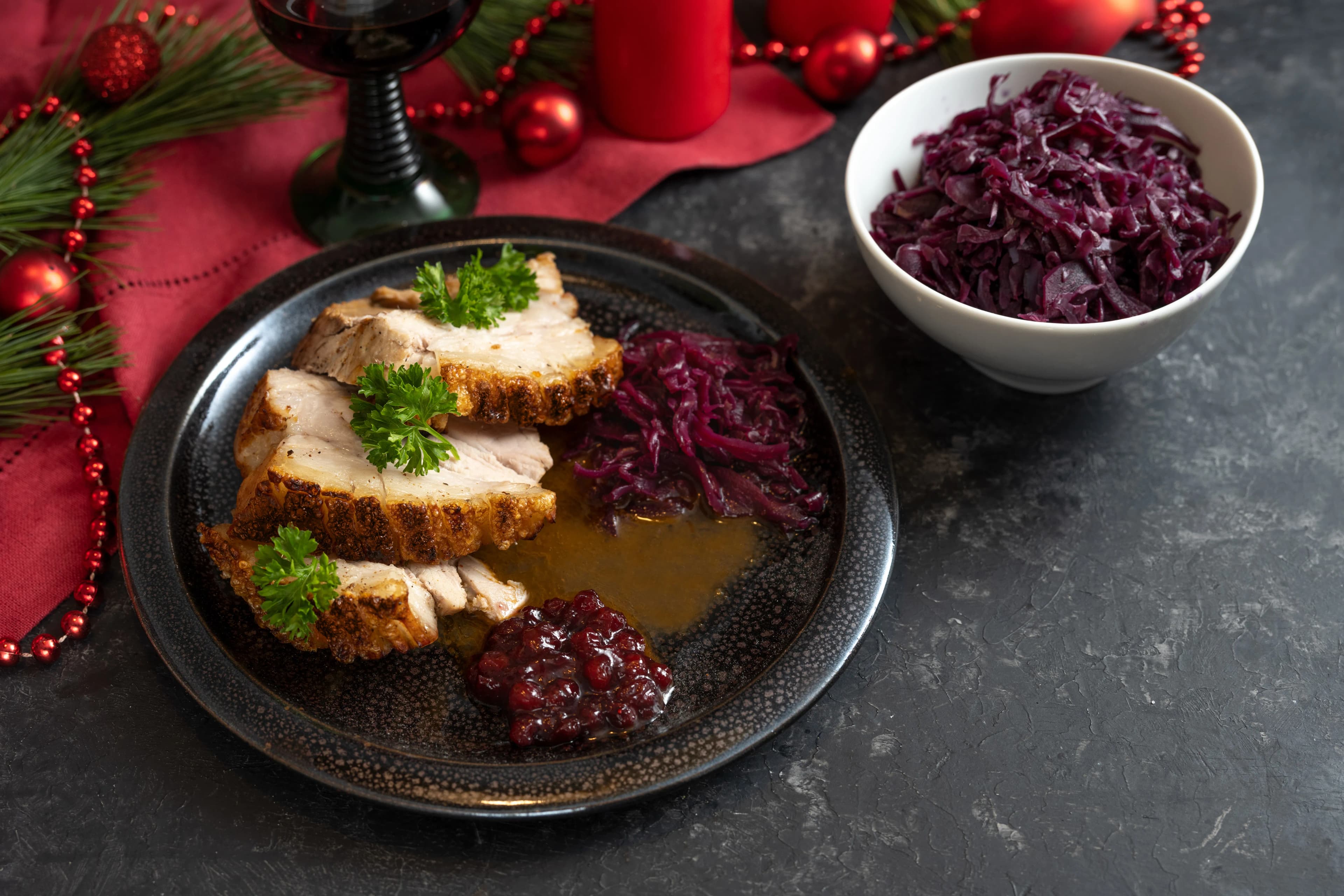 Glade kolleger til julefrokost med DJ