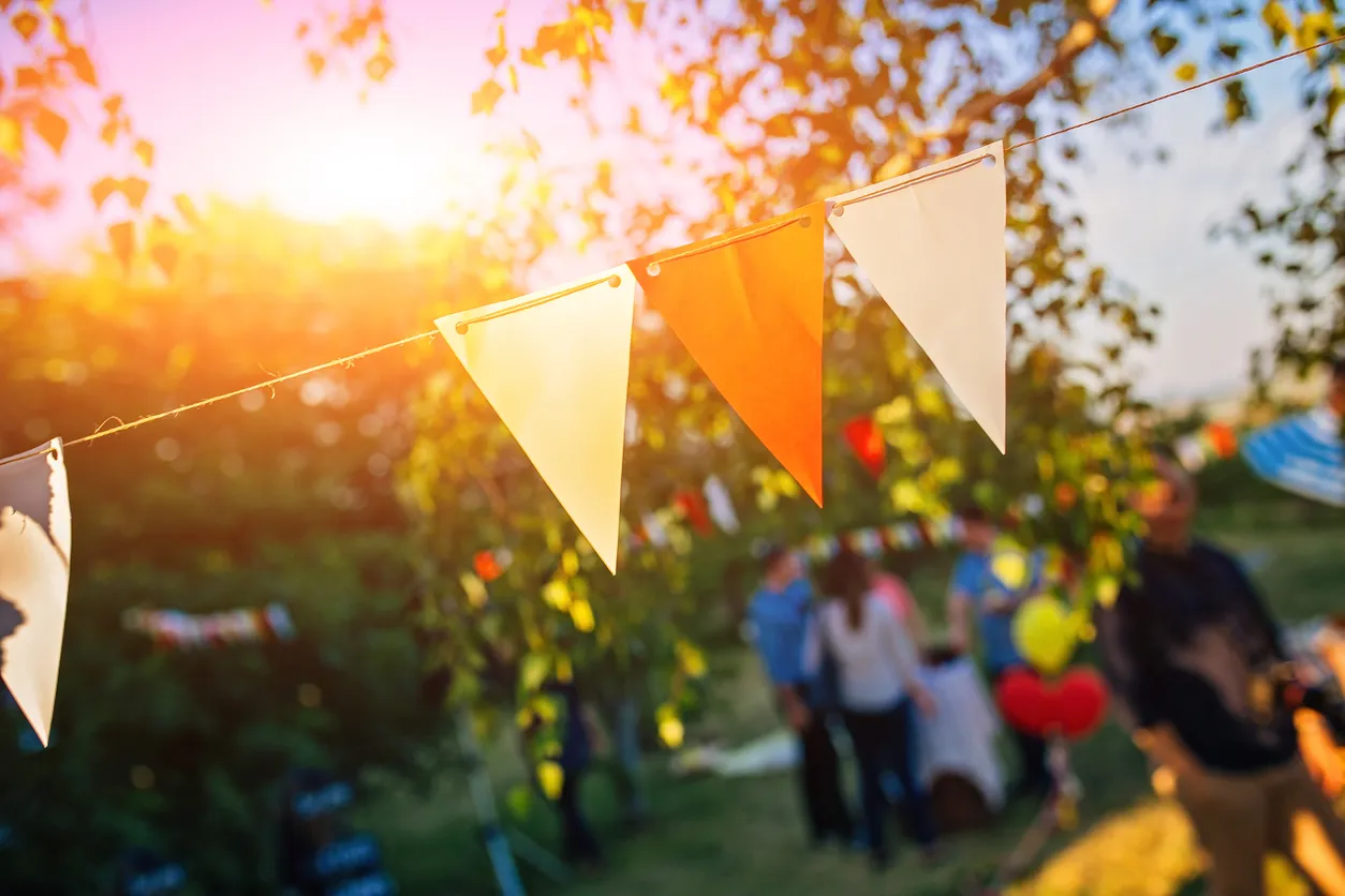 Glade mennesker til sommerfest udendørs