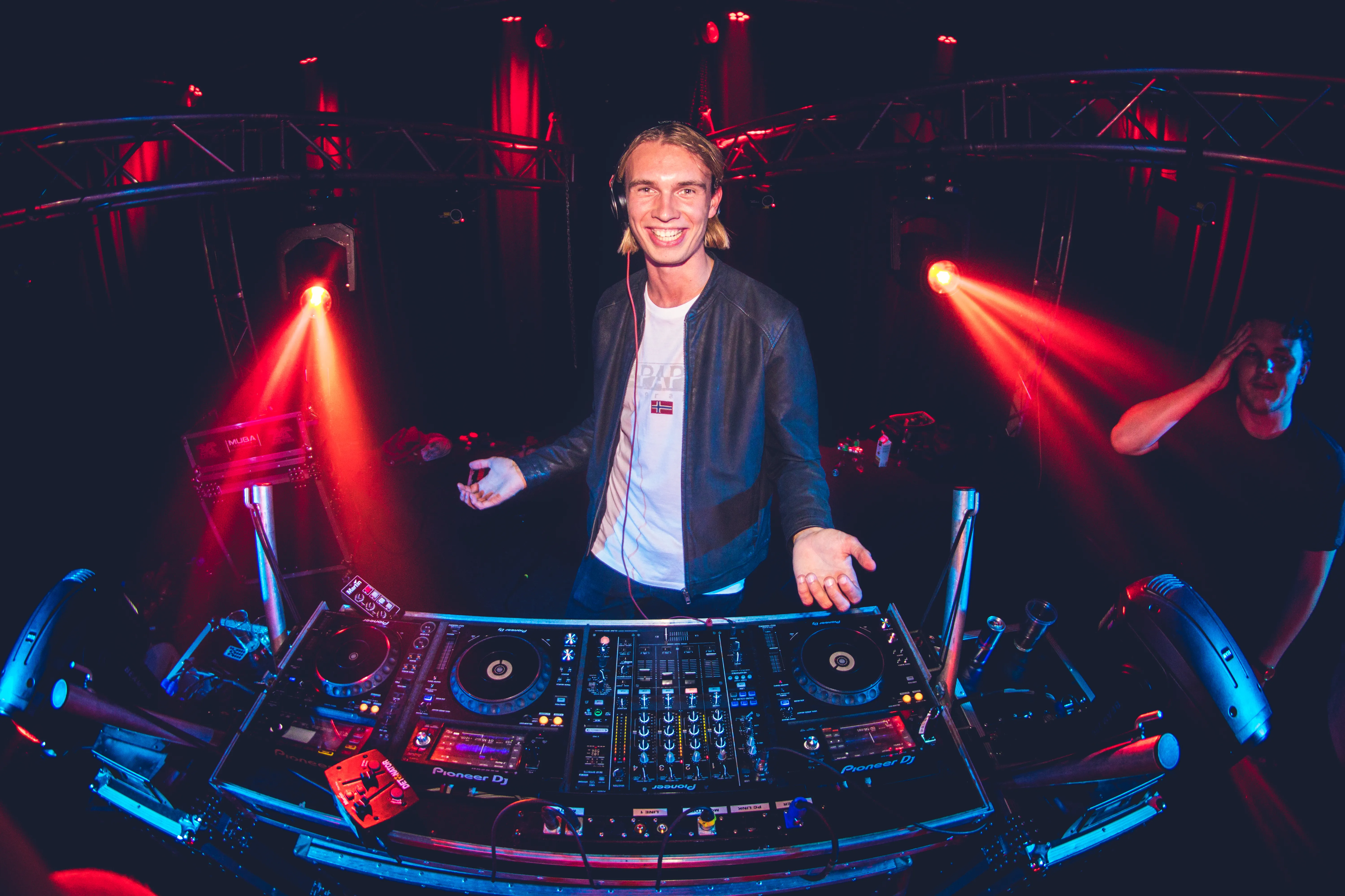 DJ spiller for et festende publikum